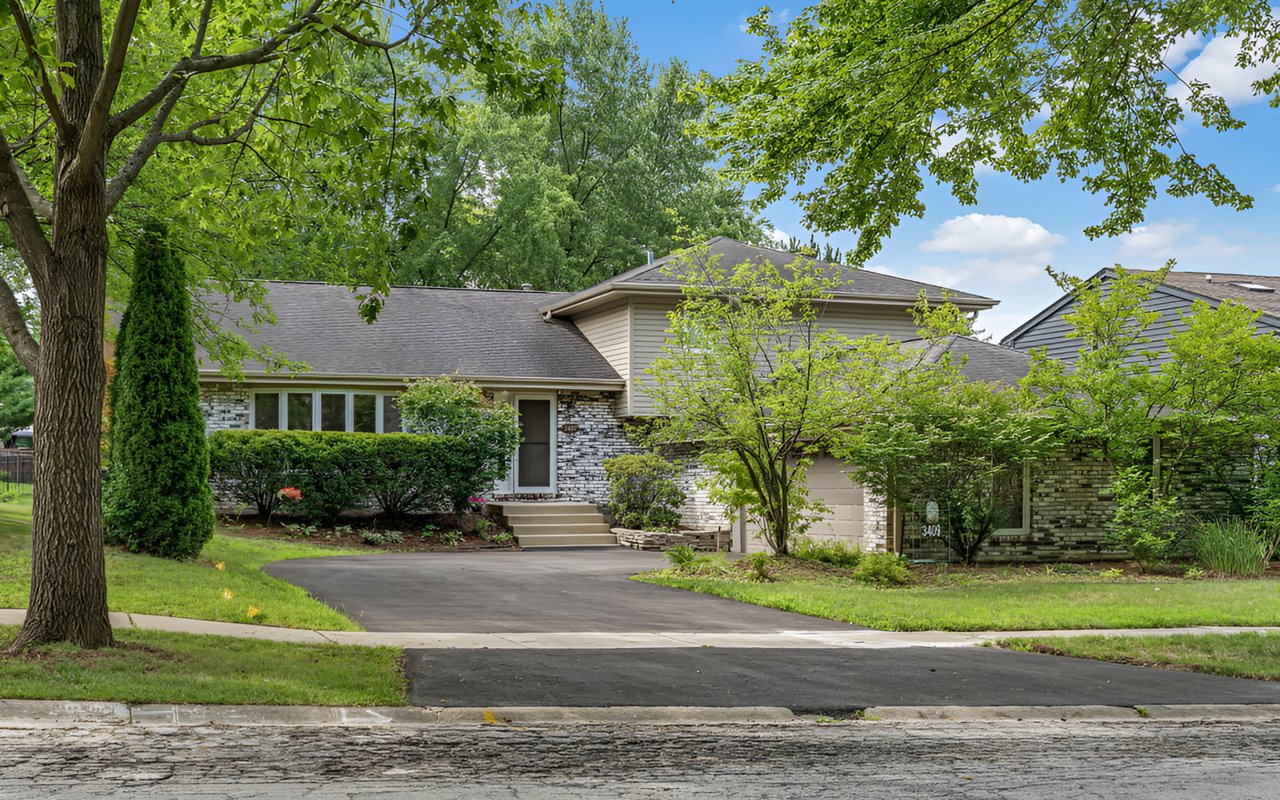 Just Listed in Summerhill Estates! 3409 Summerhill Dr. Woodridge, IL 60517