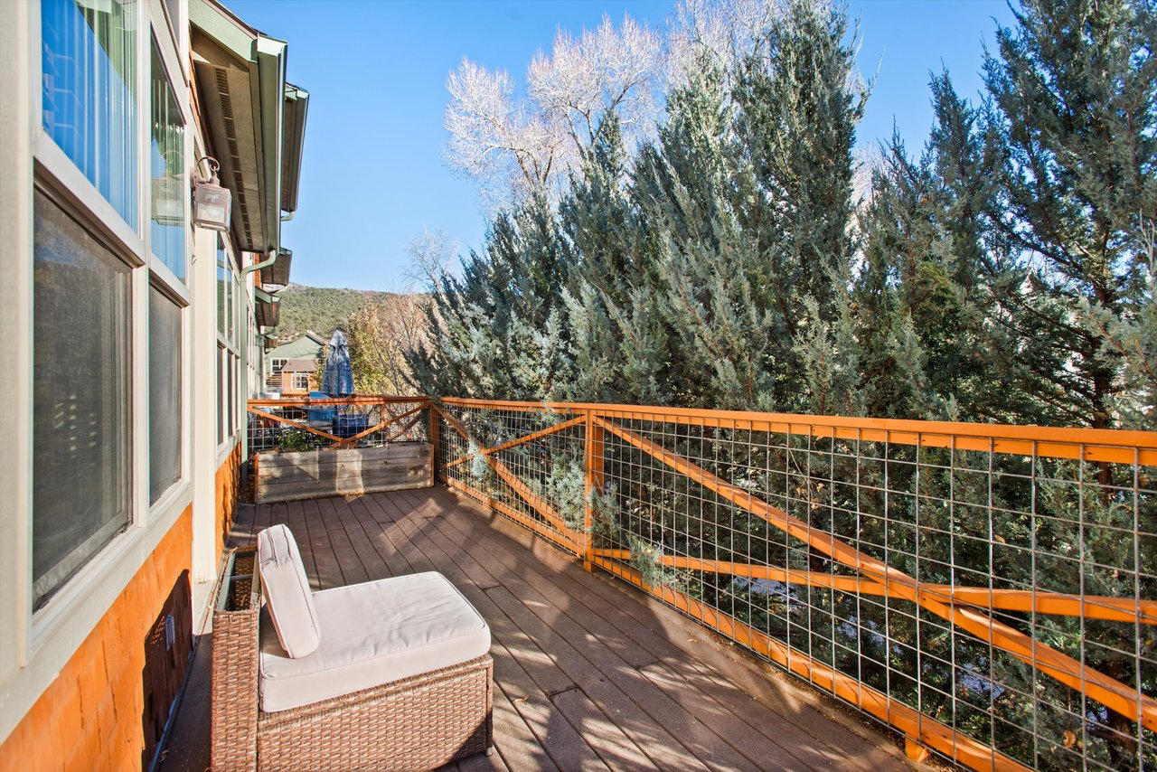 Bright and Stylish Townhome in the Heart of Willits