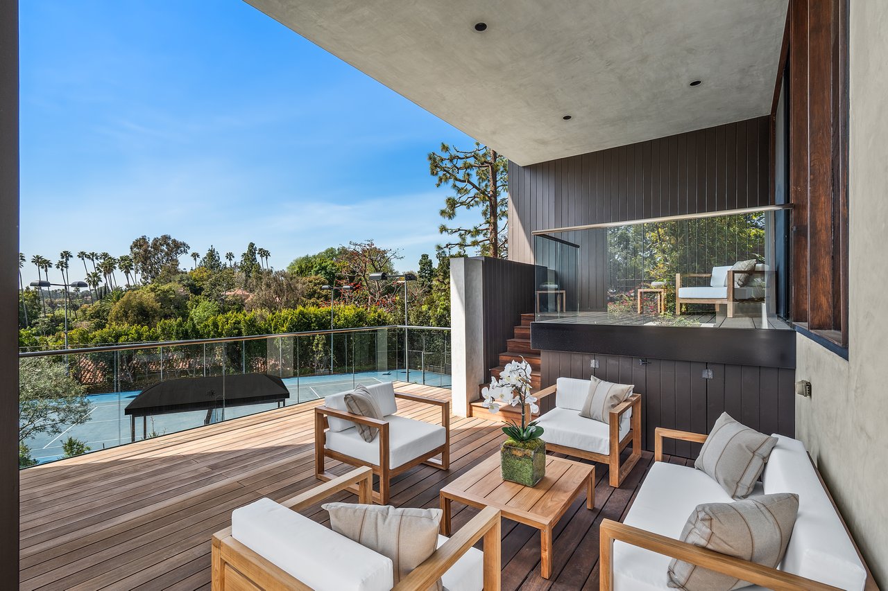  A Beverly Hills Architectural Masterpiece – Where Modern Luxury Meets Timeless Elegance