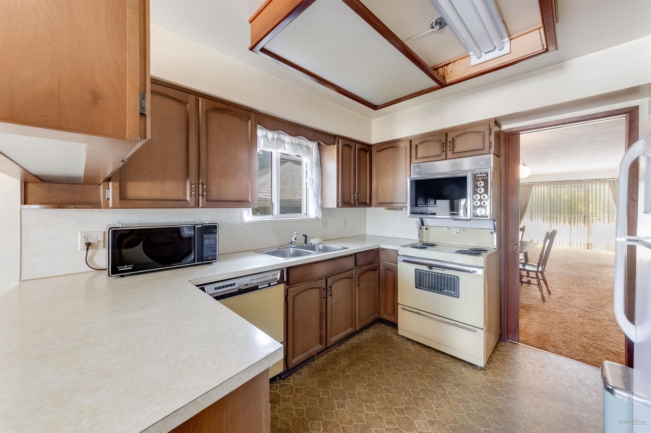 3445 E 24th Ave