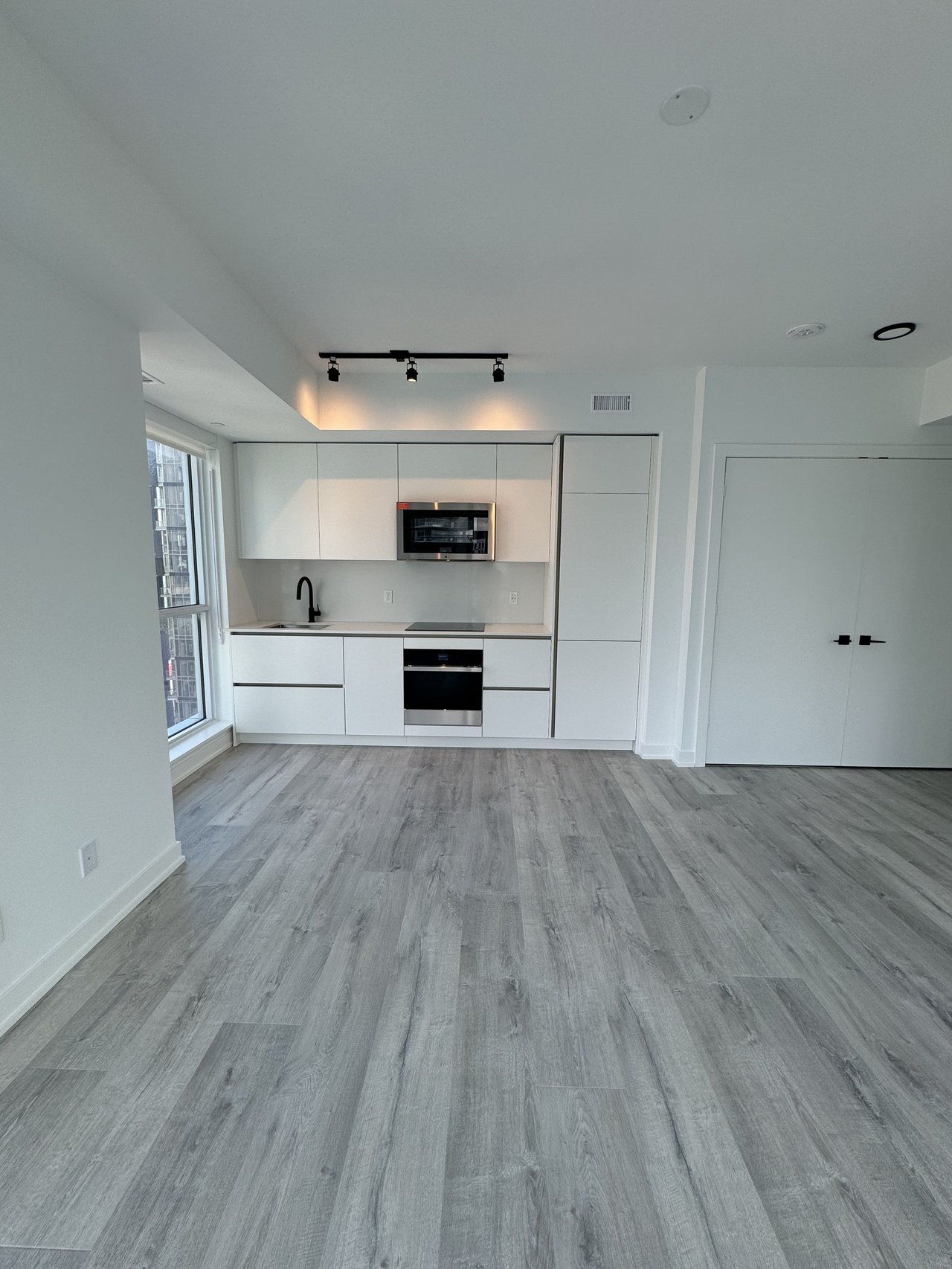 327 King Street W Unit: 3707