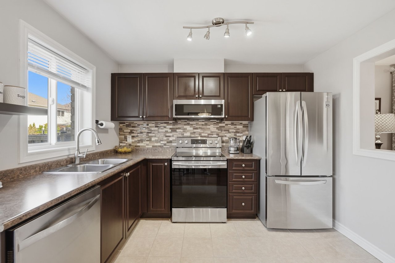 215 Banting Crescent