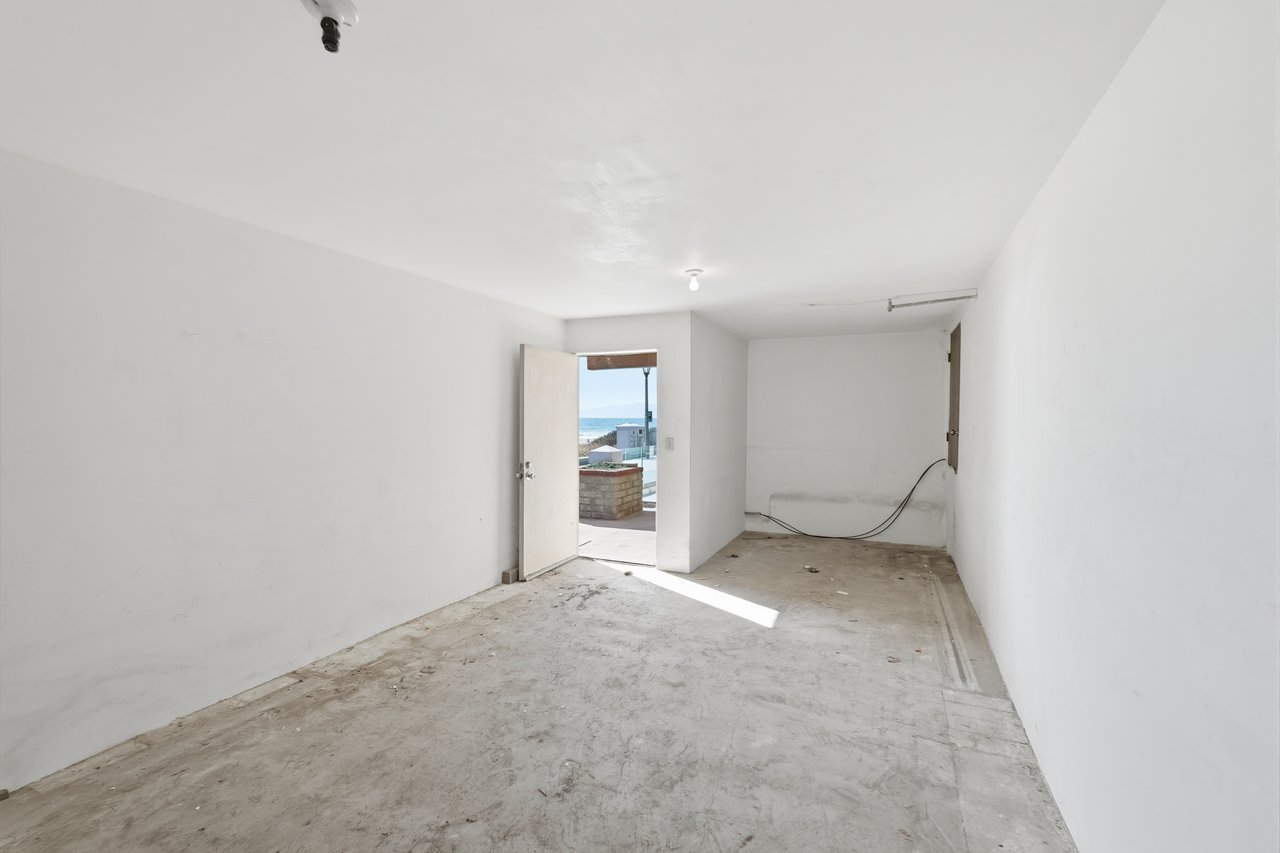 2516 The Strand