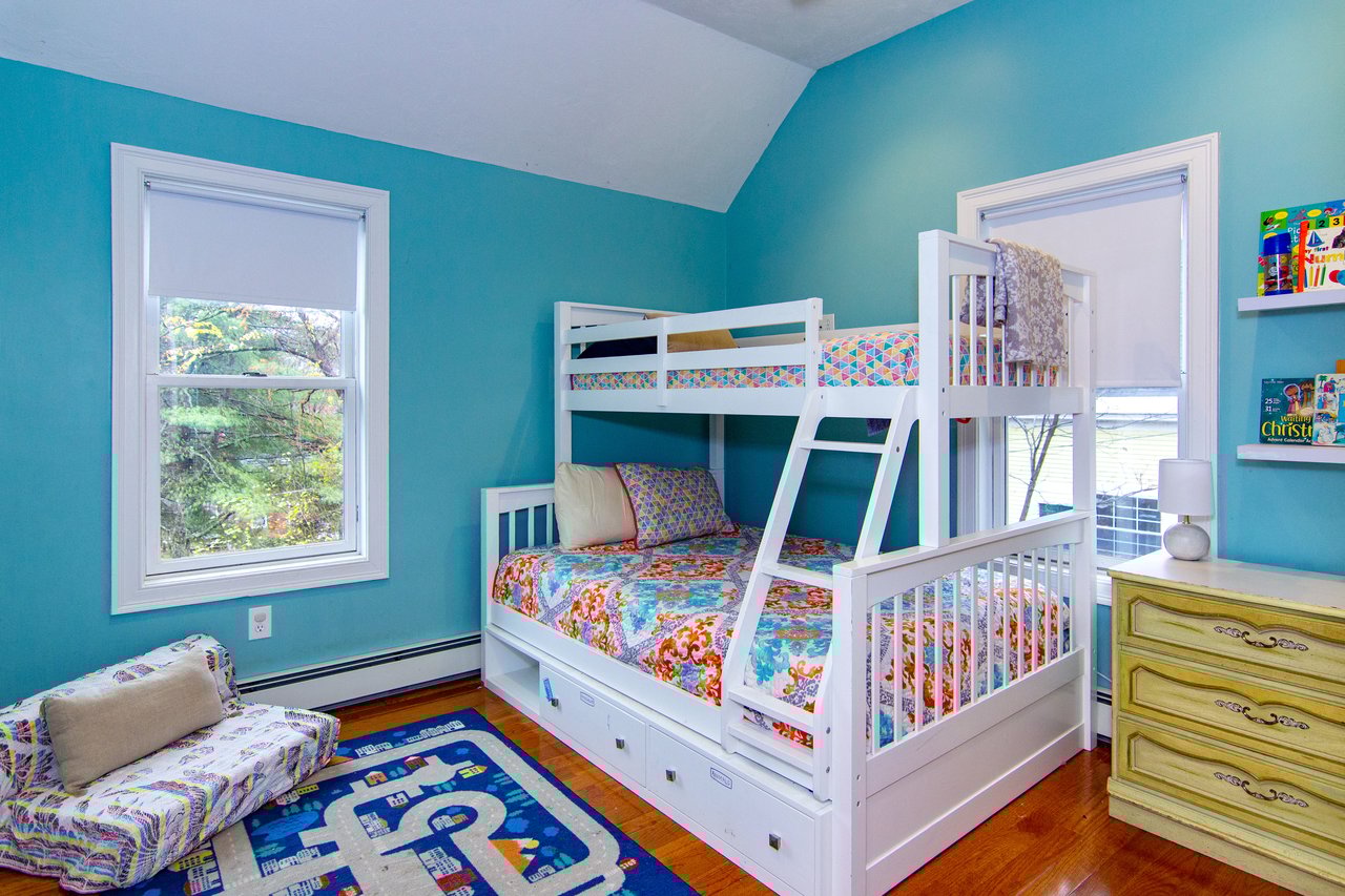 Pet Friendly, updated single family home for Ski Season