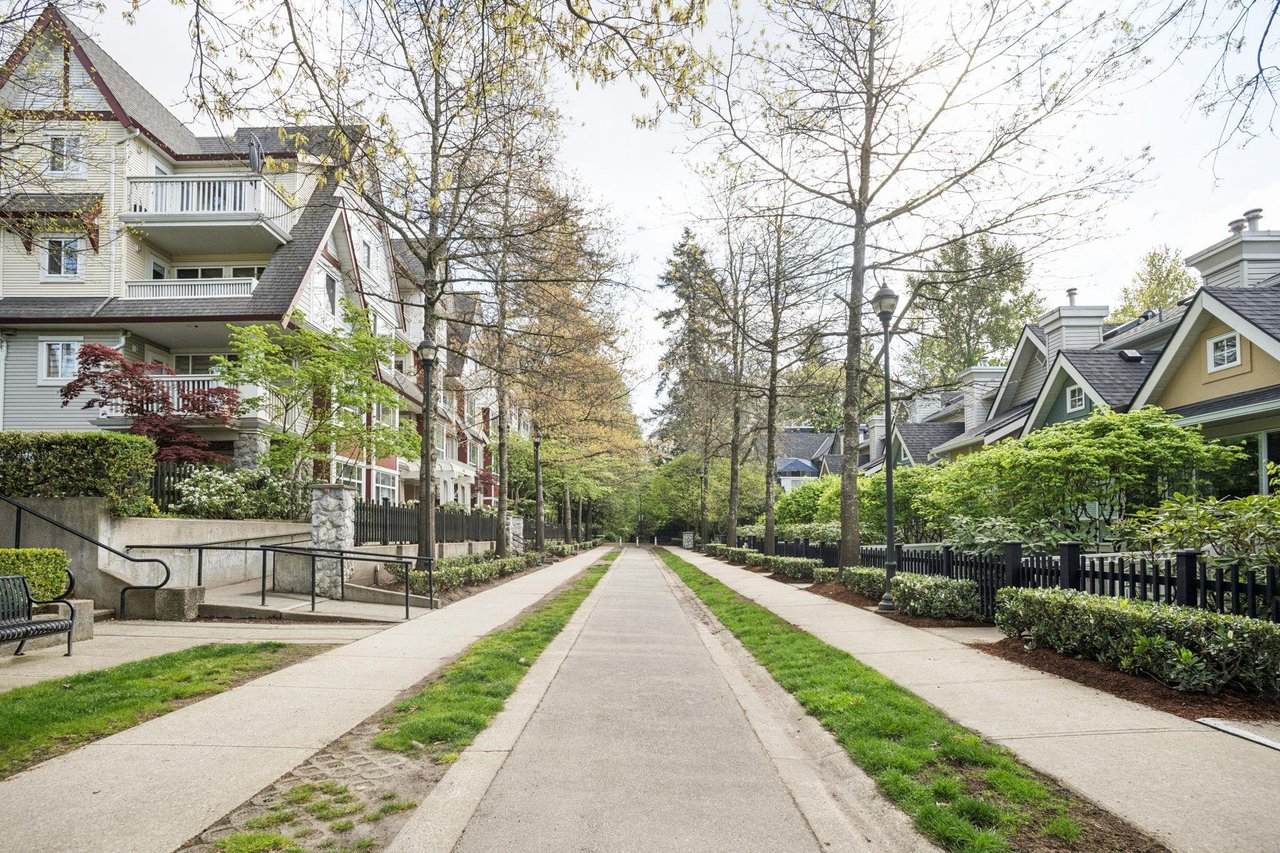 304-6833 Village Green Unit: 304