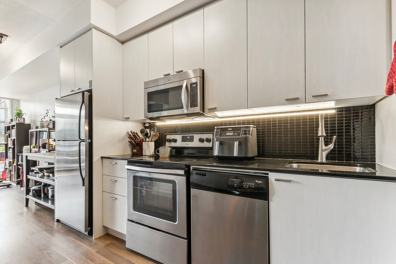 775 King St W Unit: 906