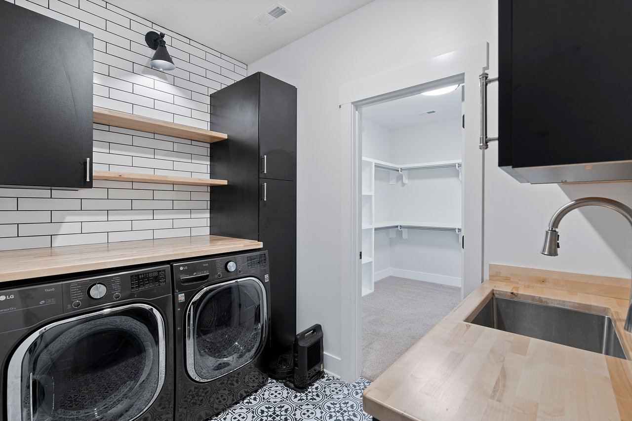 SPACE SPACE SPACE with a Luxury feel! Office AND Bonus Room!Office AND Bonus Room!