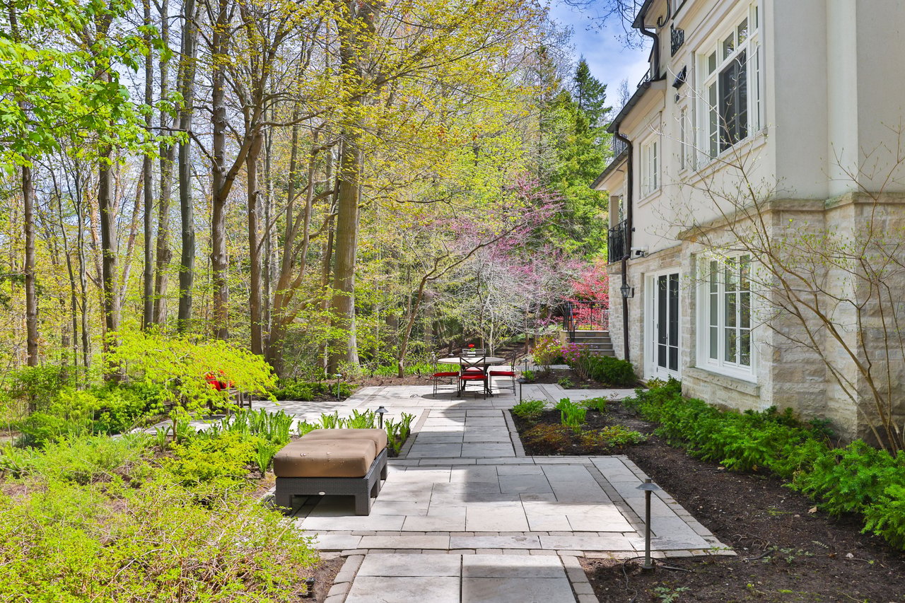 1093 Algonquin Dr
