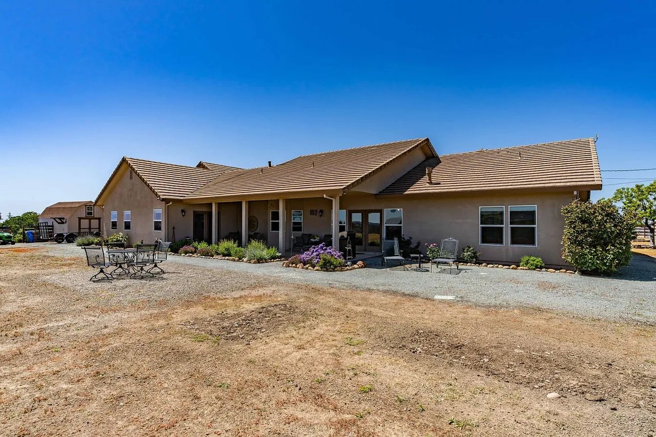3221 Crestview Dr