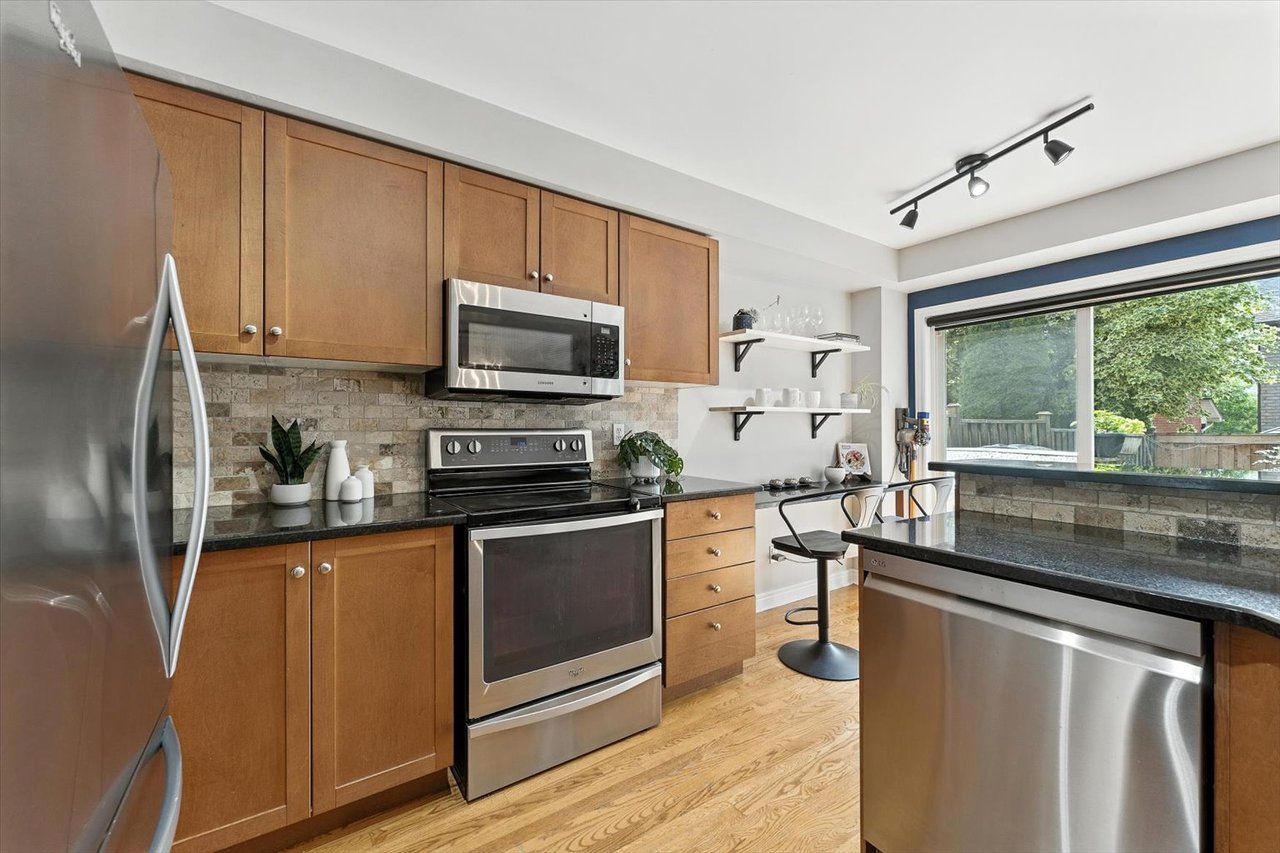 151 Mowat Cres