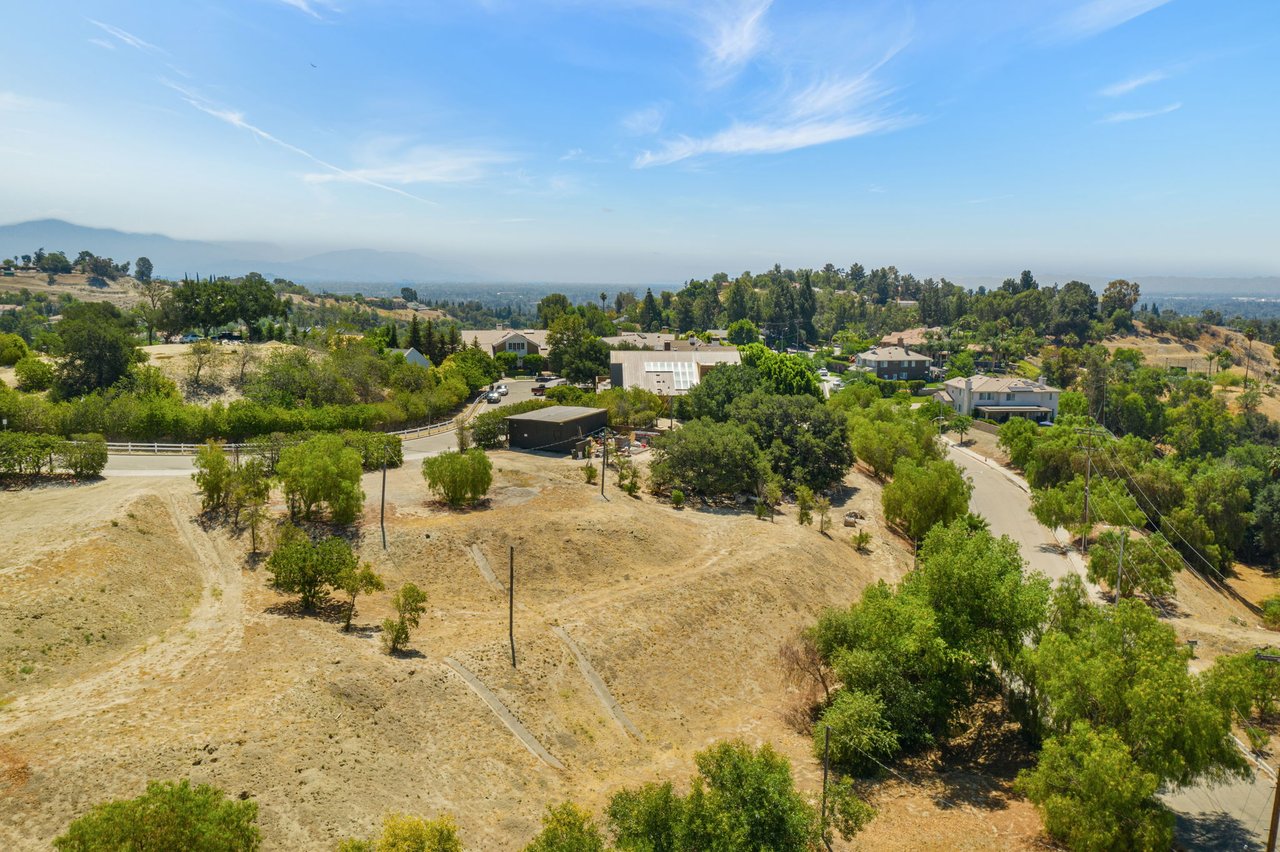 18149 Knoll Hill