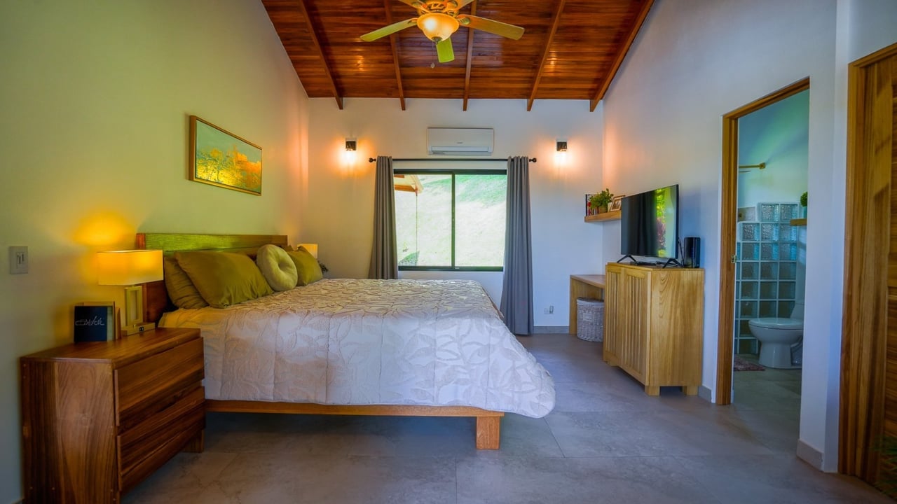 Stunning 2-Bedroom, 2-Bathroom Home with Pool on a Spacious Lot in Ojochal – Calle Papagayo