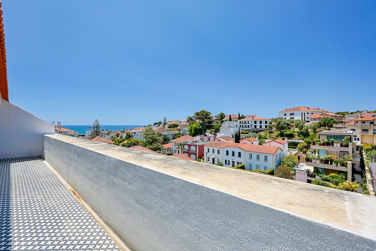 3-BDR Duplex with Sea View, Balcony & Private Lift in Monte Estoril