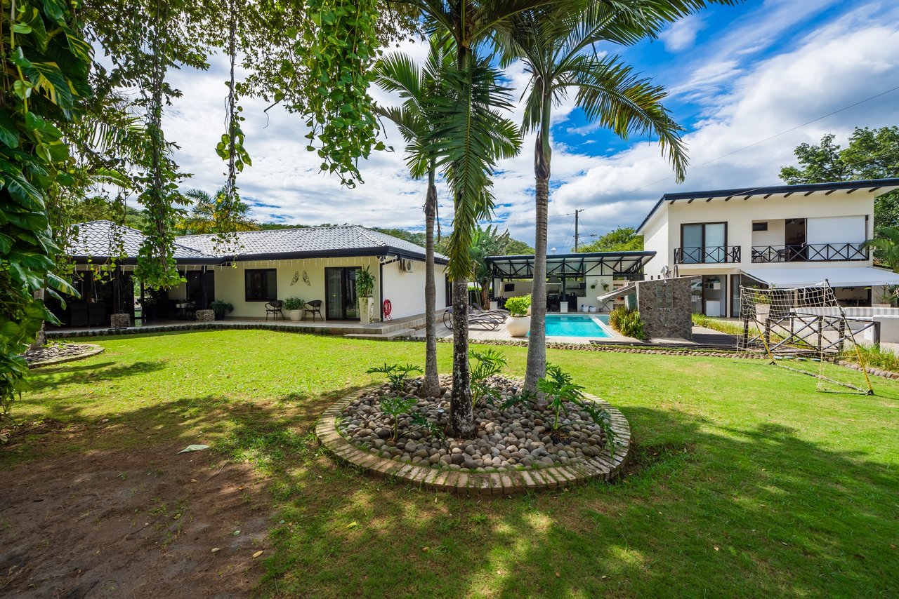Casa Cielo | Luxurious Multifunctional Estate with Main House, Apartments, and Pool in Guanacaste!