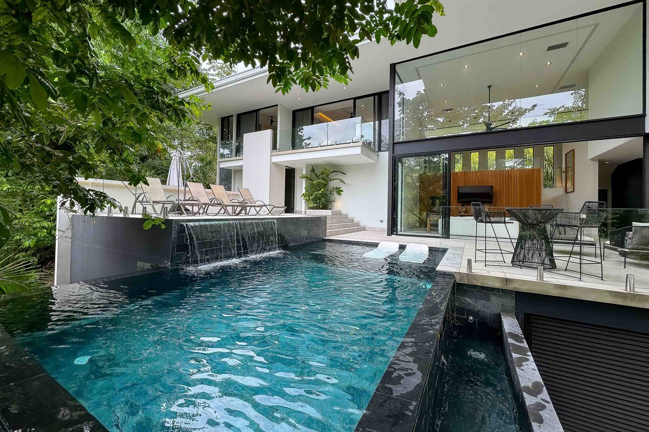  Luxury Vacation Villa located in a Private Gated Community, 