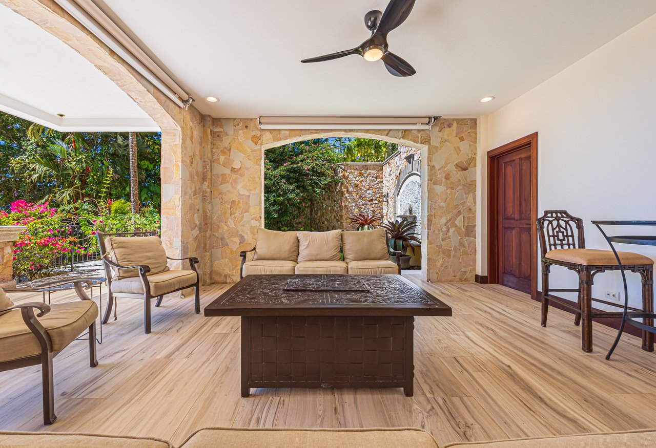 Nido Escondido, Playa Dominical