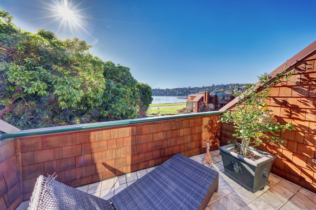 Luxurious End Unit in Point Tiburon