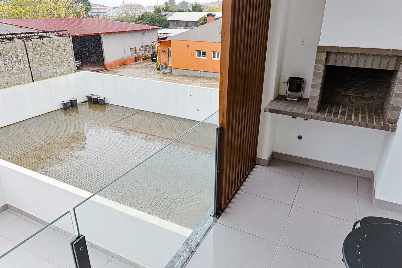 Modern 2-Bed, 2-Bath Apartment in Central Marinha Grande – Near Nazaré