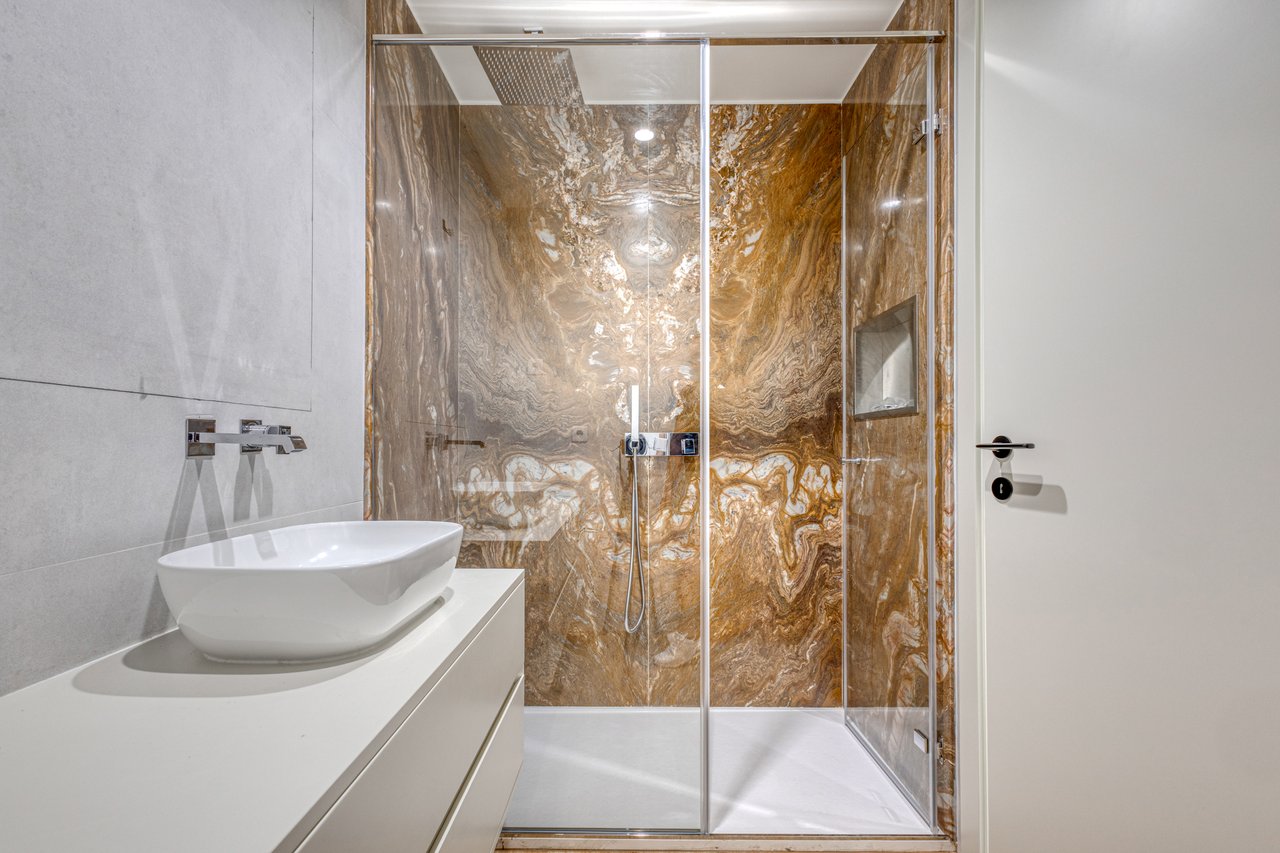 Contemporary 3-Bedroom Luxury Villa with Pool and Large Basement in Palmeira, Braga