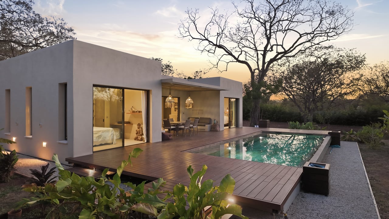 SANTA FE MODERN HOME IN CATALINA COVE | 5,410 M² LOT NEAR BEACHES