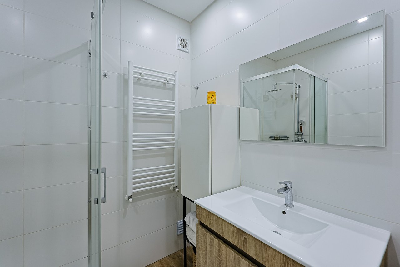 Modern 2-Bed, 2-Bath Apartment in Central Marinha Grande – Near Nazaré