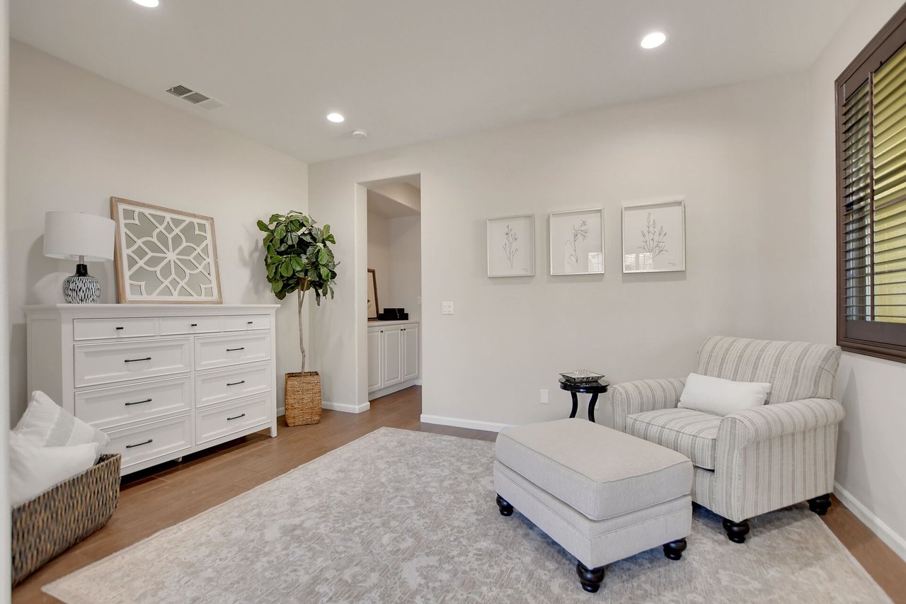 885 E Manresa