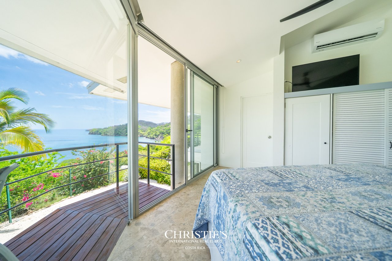 Casa Holmes: Award-Winning Glass House with Ocean Views