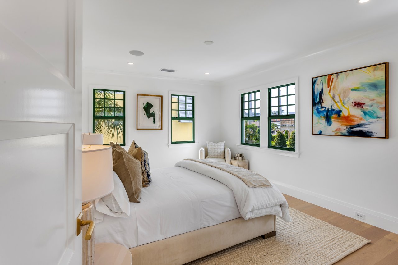 Charming Like New Residence In Town