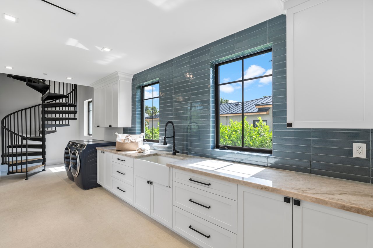 Beautiful Modern Farmhouse in Glenvar Heights