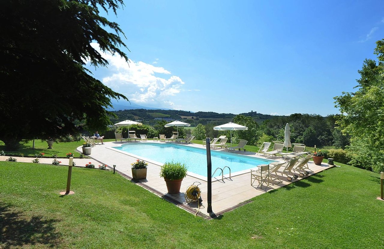 Gorgeous Florence Estate With Saltwater Pool
