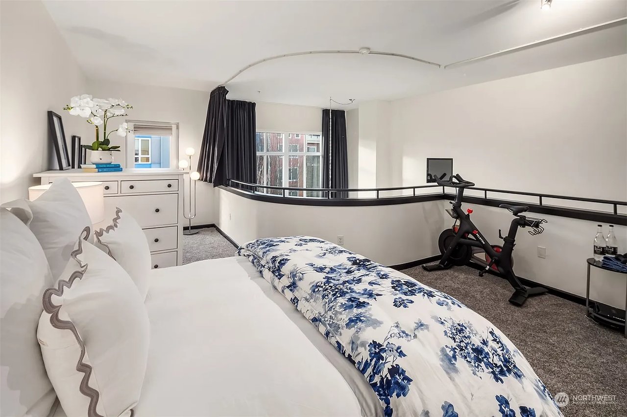 17 W Mercer St #4