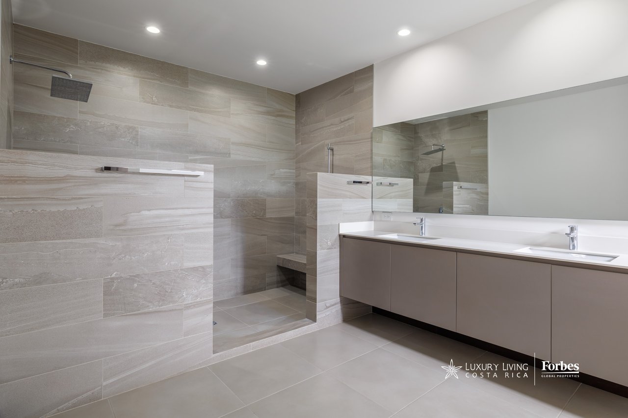21475 - Modern apartment, 4 bedrooms + maid's quarters in Escazu for sale and rent