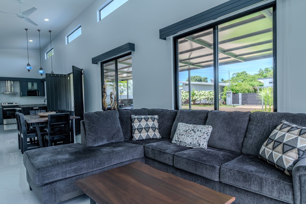 Modern 3-Bed, 3-Bath Home with Pool in Uvita – Walk to Town | Jardines del Sol