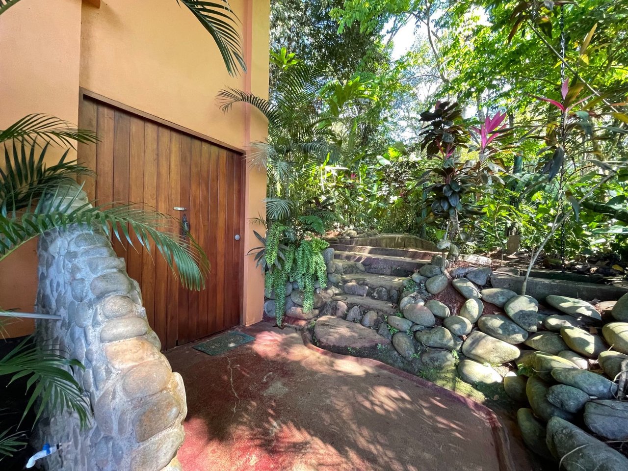 Riverfront Guest House Estate, Uvita, Puntarenas