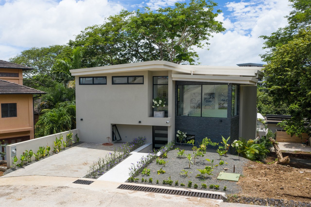 Casa Giving Tree | Modern 5-Bed Luxury Home with Beach Access in Tamarindo, Costa Rica
