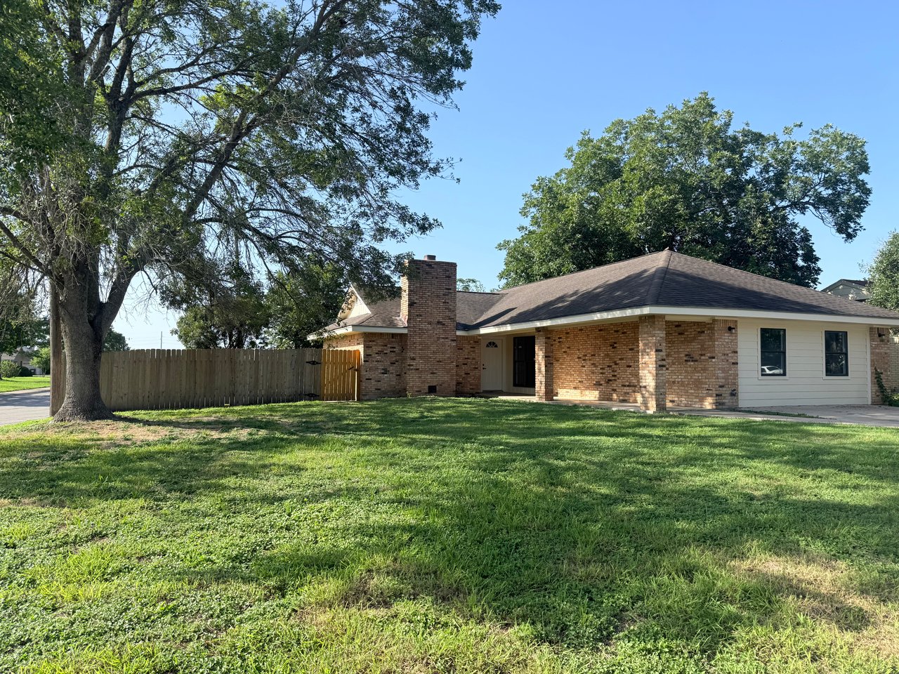 833 Ross Cir