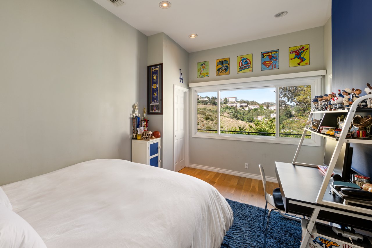 1018 N Tigertail Rd, Brentwood