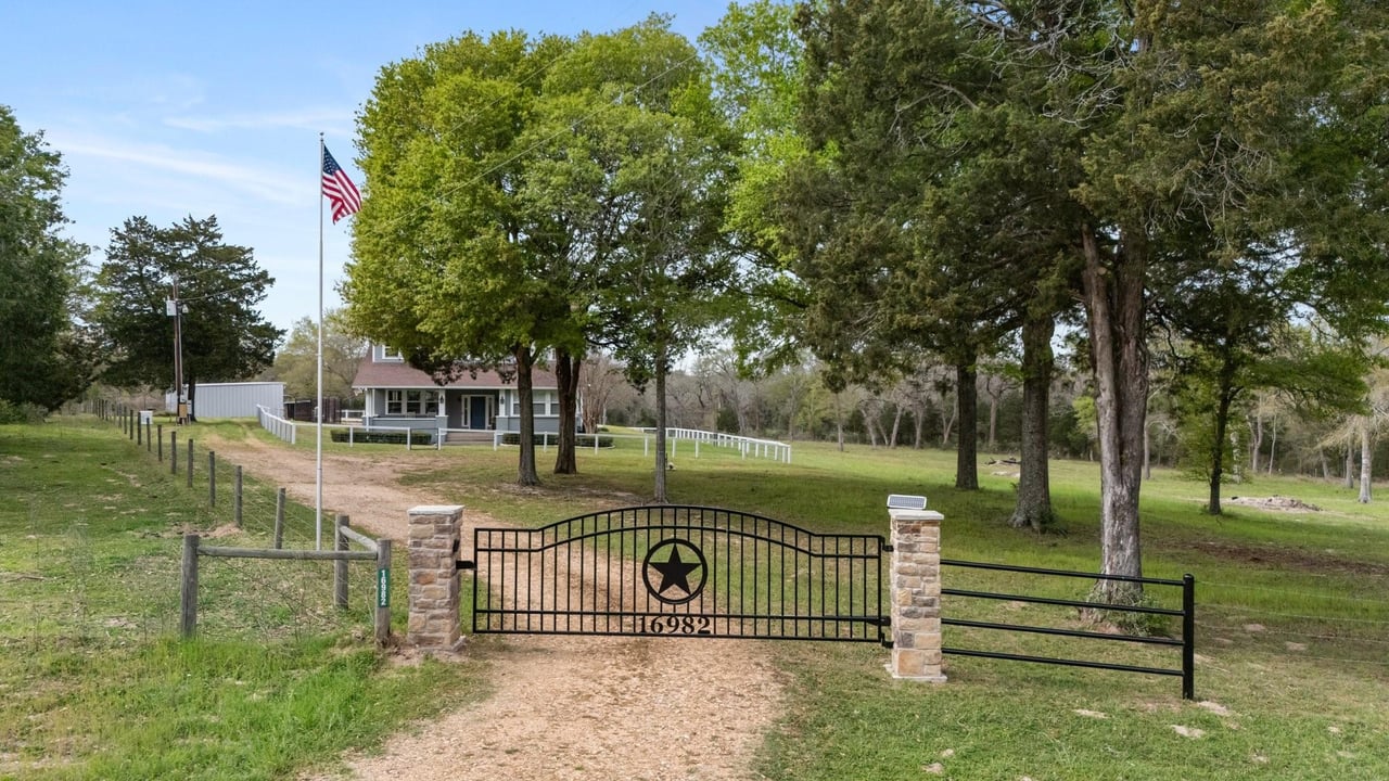 16982 Tranquil Ln Cat Spring, Texas 78933