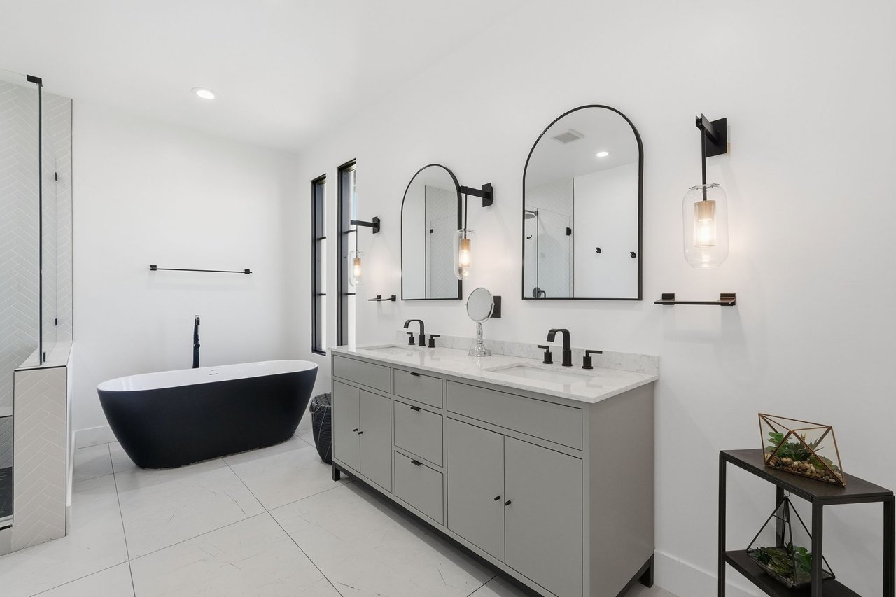 3901 E WELDON Avenue