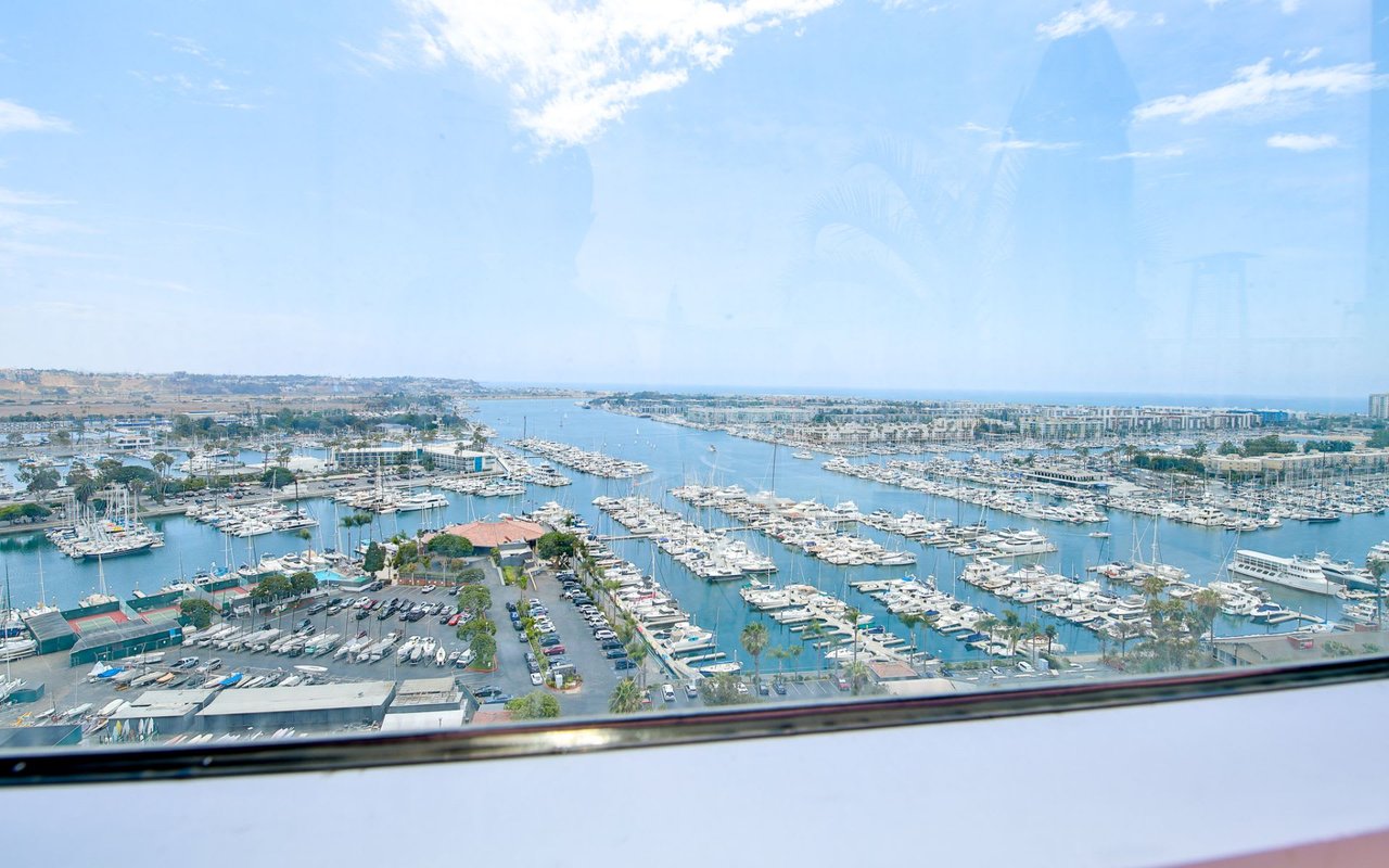 13700 Marina Pointe Dr, #821