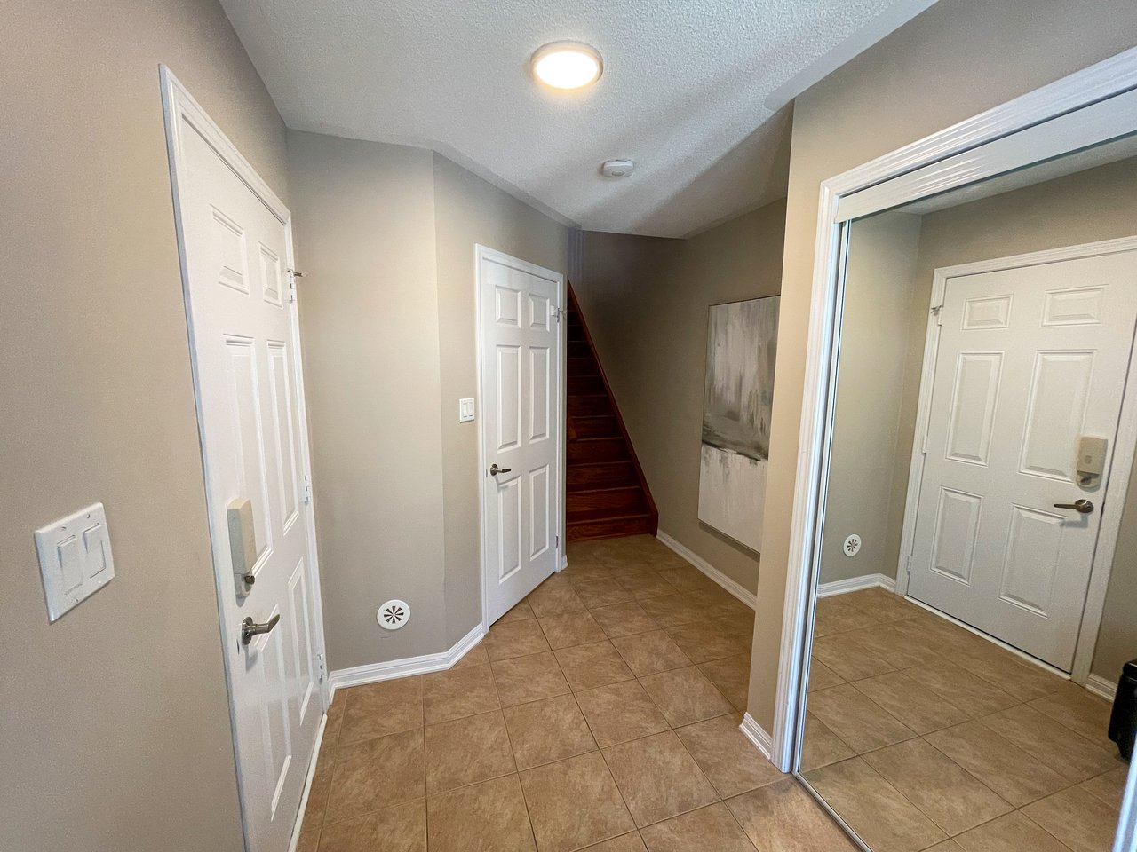 877 Willingdon Cres