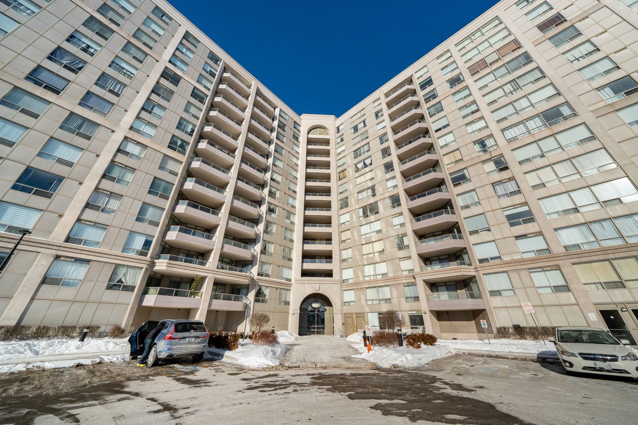 9015 Leslie Street, 807