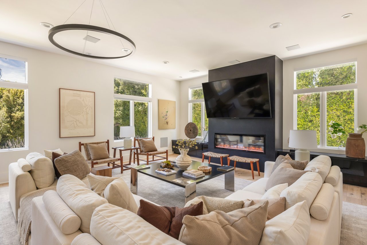 4322 Hayvenhurst Ave, Encino