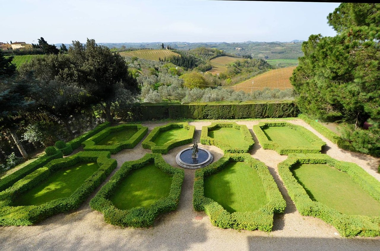 Prestigious and Historic Country House with Pool