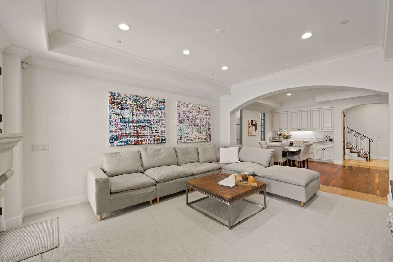 893 Laverne WAY
