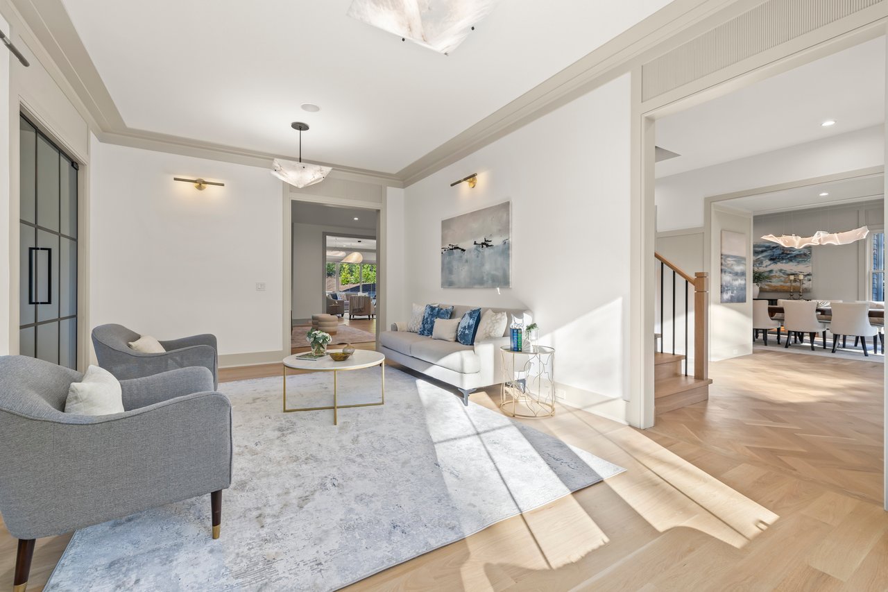 	Blending light and elegance. Beautifully adorned with alabaster chandeliers