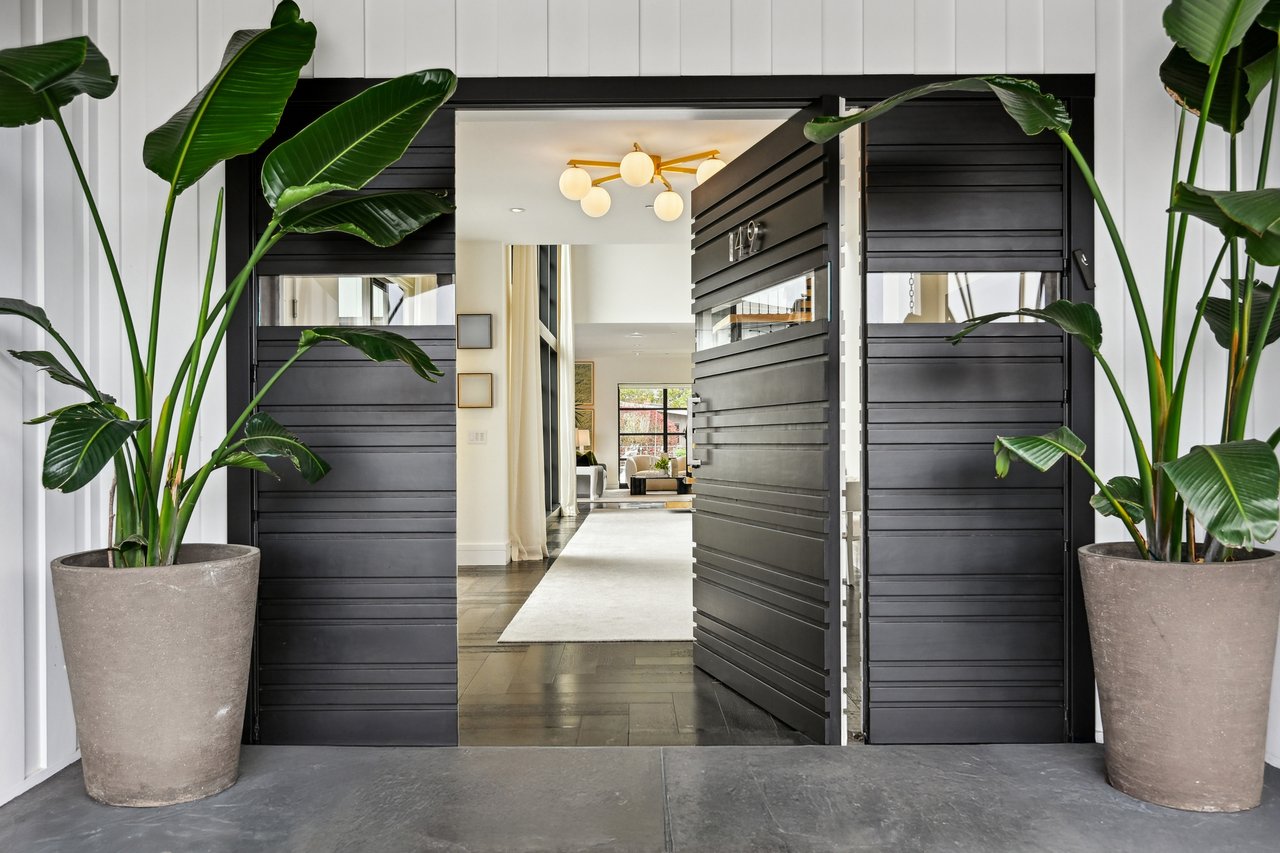 A Waterfront Masterpiece of Modern Luxury