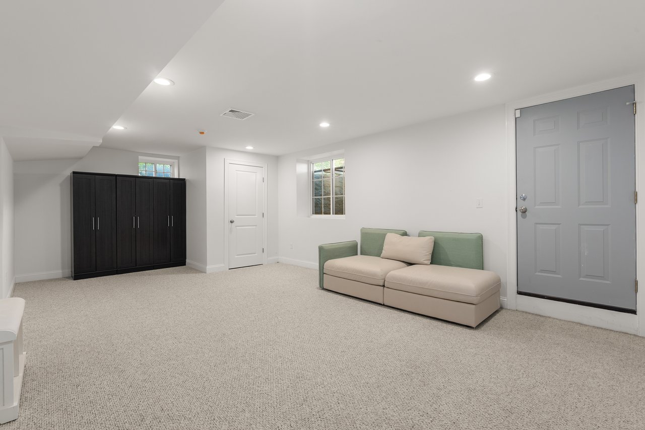 18 Patton Rd, Wellesley
