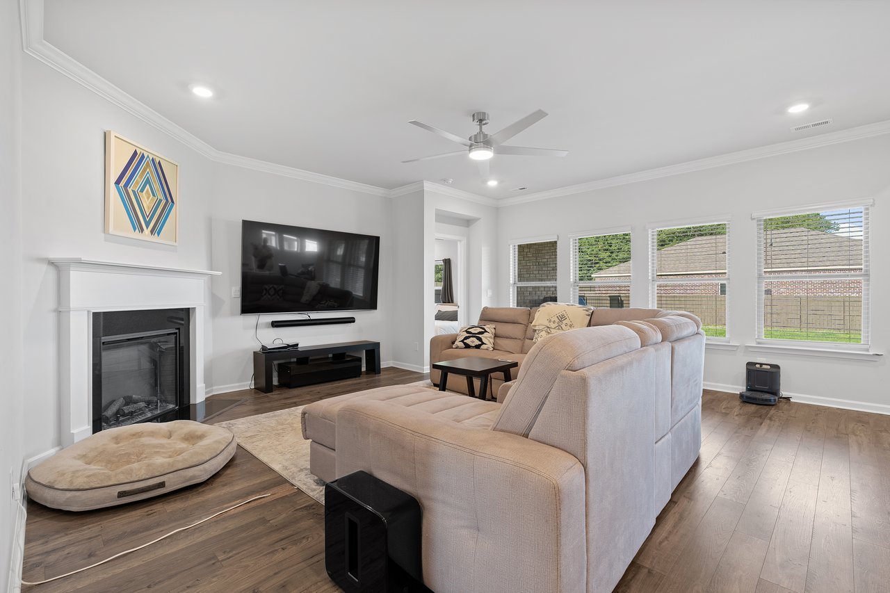 Spacious 4-Bed with 3-Car Garage & Prime Location Near Hwy 72