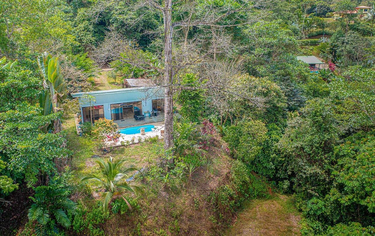 Charming 2-Bedroom Home in Ojochal, right off Finca Marañon, with stunning jungle & mountains views.